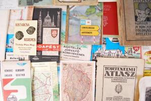 Cipősdoboznyi vegyes térkép, benne turistatérképek, főleg Magyarországról, de a Tártából is, benne n...