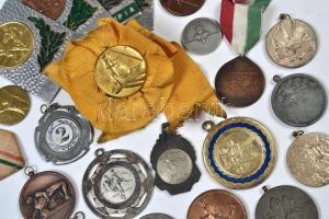 31db vegyes sport díjérem, közte sokféle sportág díjai T:vegyes