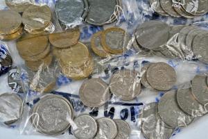 Vegyes külföldi fémpénz tétel országonként szétválogatva 13klf ország pénzei, összesen ~80db T:vegyes
