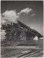 cca 1951-1952 Kotnyek Antal (1921-1990): A németek által felrobbantott Horthy híd [ma Petőfi híd] újjáépítése. Vintage fotó, hátoldalán pecséttel jelzett (a kép jobb alsó sarkán hajtás), 18x24cm