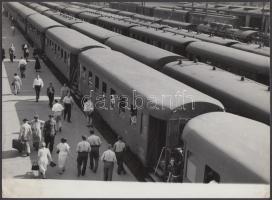 cca 1955 Gink Károly (1922-2002): Pályaudvaron. Vintage fotó, hátoldalán pecséttel jelzett, 18x24cm