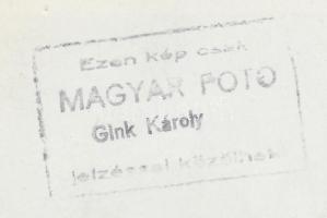 cca 1955 Gink Károly (1922-2002): Pályaudvaron. Vintage fotó, hátoldalán pecséttel jelzett, 18x24cm