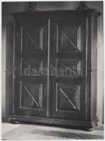 cca 1930 Pécsi József (1889-1956) fotóművész vintage fotója egy szekrényről. Hátoldalán pecséttel jelzett, 18x24cm