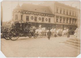 1916. dec. 30. Az Est felvétele IV. Károly és Zita királyné koronázásának napján, a királyi pár Budai Várban vonuló 8 lovas hintójáról, 12x17cm