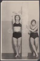 1930 A Szentpál Olga mozgásművészeti iskola két tagjának Olló paddal című mozdulat-kompozíciója, 16x11cm