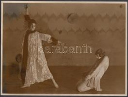 cca 1930 Hegyei Tibor (1898-1935) vintage fotója a Szentpál Olga mozgásművészeti iskola két tagja - Botka Lola és Bokor Kata - jelenetéről, pecsét és felirat a hátoldalon, 18x24cm (vegyszerfoltos)