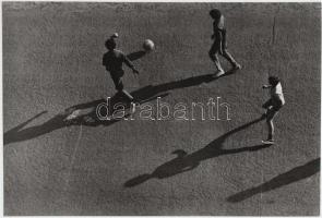 cca 1970 Zsigri Oszkár: Egy kis foci. Vintage felvétel, hátoldalán aláírt, 16x24cm