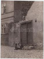 cca 1920 Kerny István (1879-1963): Tabáni idill. Vintage fotó, hátoldalán szerzői pecséttel jelzett, 22x17cm