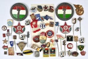 Kis jelvény/kitűző tétel, magyar és külföldi darabokkal, összesen 60db T:vegyes