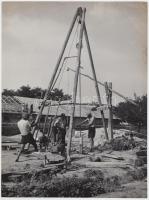 cca 1950 Kotnyek Antal (1921-1990): Falusi kútfúrás. Vintage fotó, 24x18cm