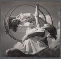 1939 Dr. Csörgeő Tibor (1869-1868) vintage fotója szabadtéri mozgásművészeti gyakorlatról, kartonra kasírozva, 12x13cm