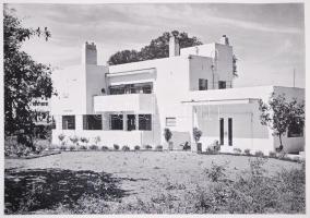 Yerbury, F. R.: Englische Kleinhäuser. Berlin - Wien - Zürich, o.J., Ernst Wasmuth A.-G. Építészeti-belsőépítészeti album kiadói egészvászon kötésben (gerincén sérült) /  Architecture and interieur design album in linen binding (damaged on spine)