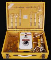 Cca 1970 Helios márkájú elektromos gyógyászati készülék és kiegészítői, eredeti táskájában, 31×45 cm