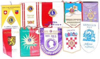 Lions club international 50 db modern zászló, több a vezetőkl által ílárt / Lions club International 50 flags some of them signed