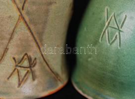 Vertel Andrea (1953-): Család. Festett kerámia, jelzett, hibátlan, összesen:2 db, m:23 cm