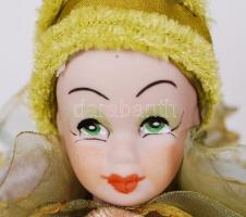 Kőhalmi Mártha (iparművész): Kézzel festett porcelán fejű baba, szatén, jelzett, hibátlan, több szín...