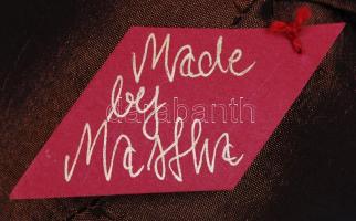 Kőhalmi Mártha (iparművész): Kézzel festett porcelán fejű baba, szatén, jelzett, hibátlan, több szín...