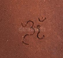 Bertók Éva (keramikus): Dekoratív dísztál, festett kerámia, jelzett, hibátlan, d:33 cm, m:4 cm