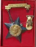 1948. "Kiváló Munkáért" kitüntetés és miniatűr gomlyukjelvény tokban T:2-(lánc szakadt)