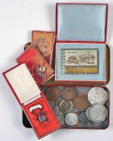 Vegyes numizmatika tétel fémpénzekkel, emlékérmekkel és szocialista relikviákkal dobozban T:vegyes
