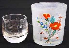 2 db szakított üvegpohárka, egyik kézzel festett virágmintával, másik vésett német felirattal díszítve, m: 7cm és m: 5cm