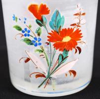 2 db szakított üvegpohárka, egyik kézzel festett virágmintával, másik vésett német felirattal díszít...
