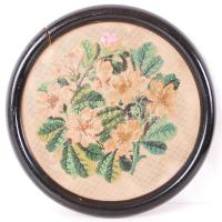 Virágmintás Goblein, gyöngyhímzéssel, üvegezett kerek keretben, d: 21 cm