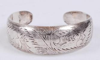 Vésett növényi díszítésű, ezüst (Ag) reif karkötő /  Silver bangle with floral ornamentation, d: 6cm, 16,9gr