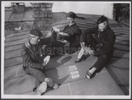 cca 1940 Szendrő István (1908-2000): Kártyaparti. Vintage fotó, 18x24cm