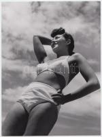 Cca 1940 Szendrő István (1908-2000): Strandon. A modern magyar fényképek gyűjteményéből, 23x17 cm