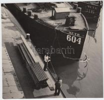 Cca 1930 Ismeretlen szerző: A 604-es dunai uszály. A modern magyar fényképek gyűjteményéből, 16x16 cm