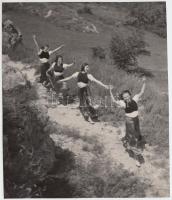 Cca 1930 Szöllősy Kálmán (1887-1976): Tánc a természetben. Vintage fotó, Szentpál Olga (1895-1968) mozgásművésznő, mozgásművészeti csoportjáról, 19x16 cm