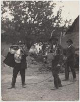 1927 Kerny István (1879-1963): Bacchus népszokás, Szurdok-Püspöki. Vintage alkotás, hátoldalán szerzői pecséttel jelzett, feliratozott, 21x16cm