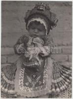 1925 Kerny István (1879-1963): Magyar népviselet. Vintage alkotás, hátoldalán aláírt, szerzői pecséttel jelzett, 22x16cm