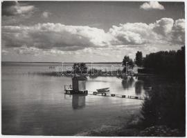 cca 1920 Kerny István (1879-1963): Balatoni tájkép stéggel. Vintage alkotás, 16x22cm