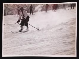 cca 1932 Kinszki Imre (1901-1945): A Normafánál. Vintage alkotás, hátoldalán szerzői pecséttel jelzett, 11x16cm