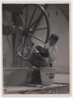 Cca 1940 Dulovits Jenő (1903-1972): Kerekeskútnál. Vintage alkotás, szerzői pecséttel jelzett, 12x9 cm