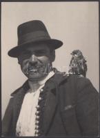 1934 Kerny István (1879-1963): A pásztor,  kedvenc vércséjével. Vintage fotó, feliratozva, aláírva, pecsételve, a fotográfus hagyatékából, 15x11 cm