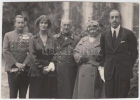 cca 1920 Kallós Oszkár (1874-1955) vintage fotója: Auguszta Mária Lujza főhercegné (1875-1964), József főherceg (1872-1962), fiuk József Ferenc főherceg (1895-1957) és felesége XIII. Alfonz spanyol király (1886-1941) társaságában. Hátoldalán pecséttel jelezett, feliratozott /  Oszkár Kallós: A noble company: Archduke Joseph Francis of Austria (1895-1957) and his wife, Archduke Joseph August of Austria (1872-1962) and his wife Princess Auguste of Bavaria (1875-1964) with Alfonso XIII of Spain. Vintage photo, with stamp and notes on back, 10x15cm