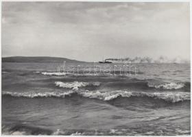 cca 1930 Kerny István (1879-1963): A háborgó Balaton. Jelzés nélküli, de garantált vintage kópia, az alkotó hagyatékából, 16x22 cm