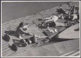 1937 Liebmann Béla (1899-1996): Tisza parti napozás (Szeged). Vintage alkotás, a modern magyar fényképek gyűjteményéből, 12x17 cm