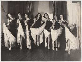 Cca 1930 Wilenski: Magyar balett tánckar Buenos Aires-ben, Dr. Asbóth menedzselésével. Pecsétekkel jelzett, 18x24 cm