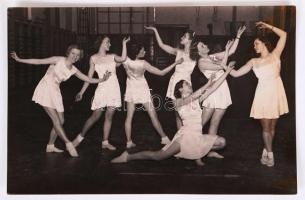 Cca 1940 Ismeretlen szerző: Mozdulatművészek próbája. Régi fotó, 11x17 cm