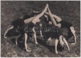 1930 Vajda M. Pál: Hat hidas. A felvétel Szentpál Olga (1895-1968) mozgásművésznő, mozgásművészeti csop. szabadtéri kompozícióját ábr. Vintage fotó, 16x22 cm