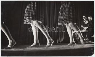 Cca 1950 Ismeretlen szerző: Kíváncsiság. Felvételi fotómontázs (B idővel, három vakuvillanással, közben a modellek elmozdulnak), 14x24 cm