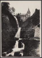 Cca 1930 A lillafüredi kastély és a vízesés. A Margit fényképészet pecsétjével ellátva, 18x13 cm
