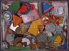 Vegyes numizmatika tétel kitüntetésekkel, jelvényekkel, kitűzőkkel, emlékérmékkel és fémpénzekkel dobozban! T:vegyes