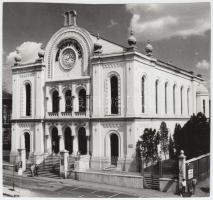 Cca 1970 Fotó egy zsinagógáról, hátoldalán szerkesztőségi pecséttel, 13x13 cm