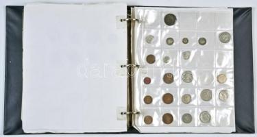 Hobbi gyűjtemény gyűrűs albumba rendezve 26db berakólappal, magyar és külföldi fémpénzekkel és néhán...
