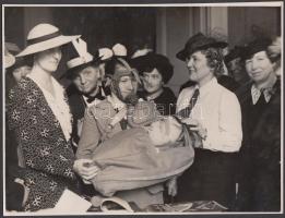 Cca 1942 Régi fotó a polgári védelemről, gázálarccal felszerelt anyuka és pólyás babája háborús helyzetben. Schäffer fotószalon és fotóriport iroda pecsétjével a hátoldalon, 18x24 cm